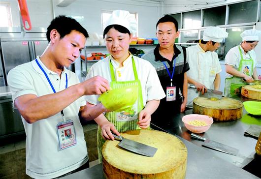 中国游客在圣彼得堡集体食物中毒