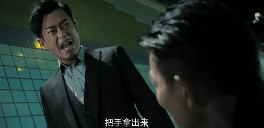 扫毒2刘德华的手被剁了吗