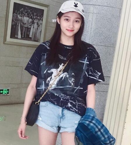 关晓彤上学私服造型
