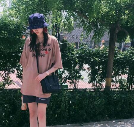 关晓彤上学私服造型