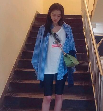 关晓彤上学私服造型