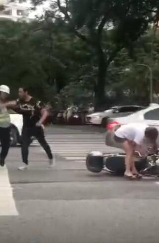 留学生与交警冲突
