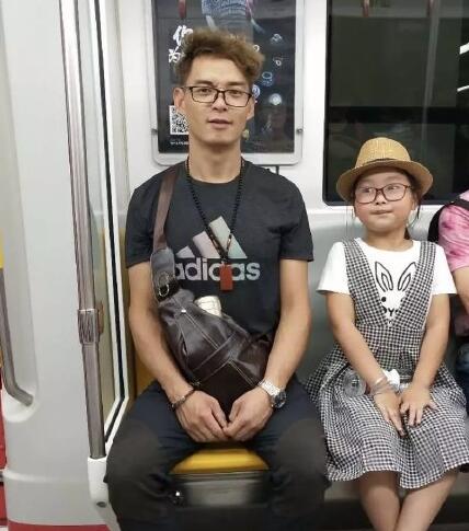 章子欣母亲首露面