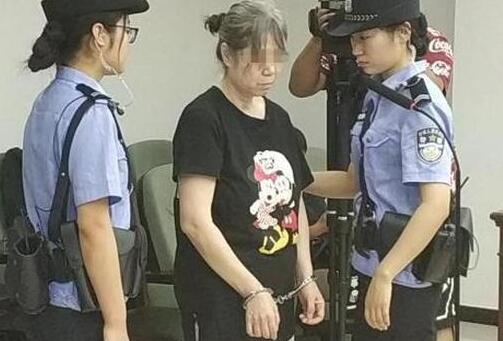 拎整箱牛奶砸公交司机获刑