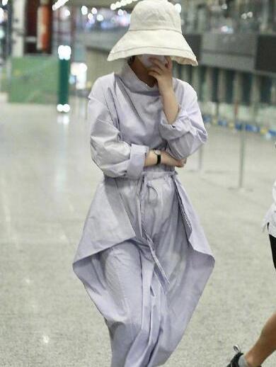 赵丽颖产后现身同款服装品牌