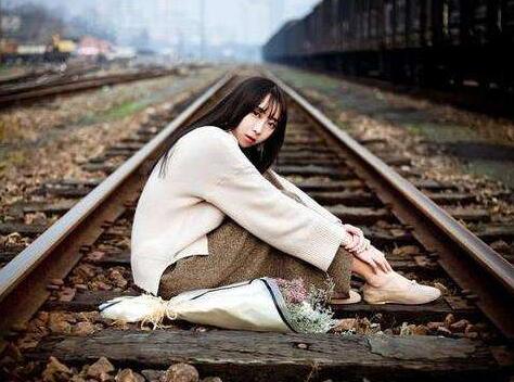 与妇女在长途汽车