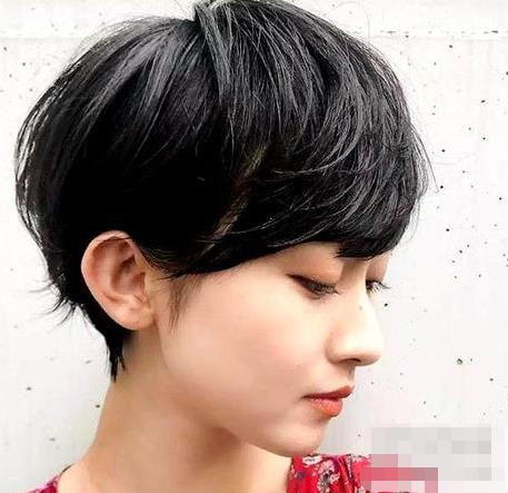 女生露耳短发适合什么颜色