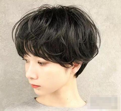 女生露耳短发适合什么颜色