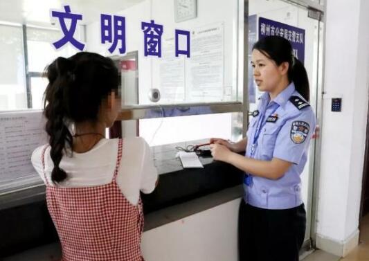 女司机开车遛狗
