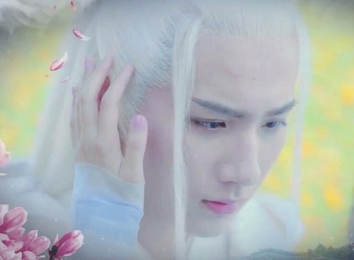 上官秋月为什么最后变白发