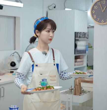 中餐厅杨紫同款T恤什么牌子
