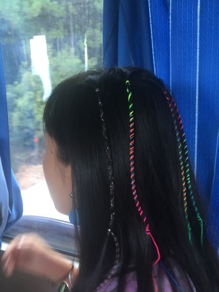 加入彩带的头发怎么编