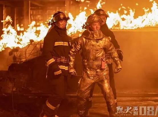 烈火英雄和江立伟一起关阀门的是谁