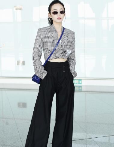 何泓姗私服穿搭造型盘点