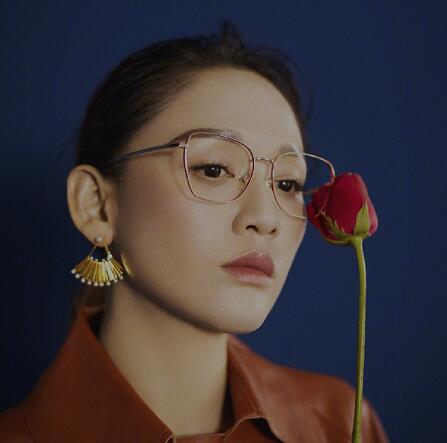 陈乔恩戴金边眼镜变冷艳美人