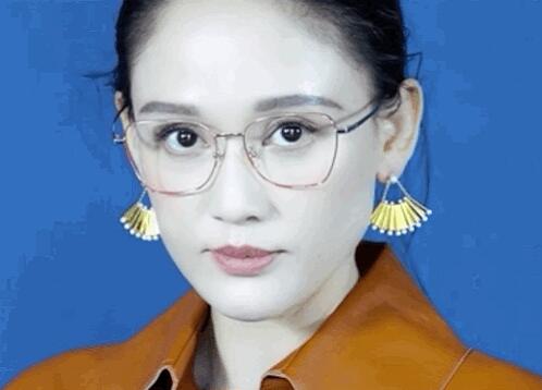 陈乔恩戴金边眼镜变冷艳美人