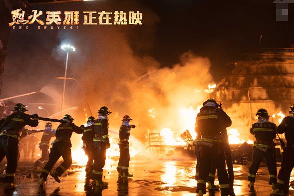 烈火英雄油罐爆炸用水灭火对吗