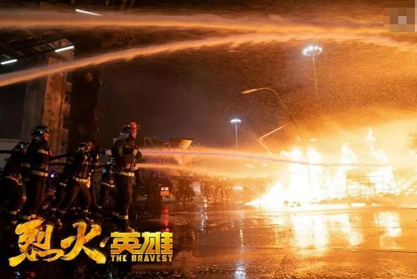 烈火英雄油罐爆炸用水灭火对吗