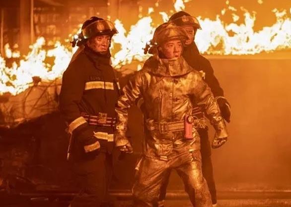 烈火英雄油罐爆炸用水灭火对吗