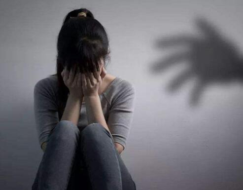 逼迫9名学生交往