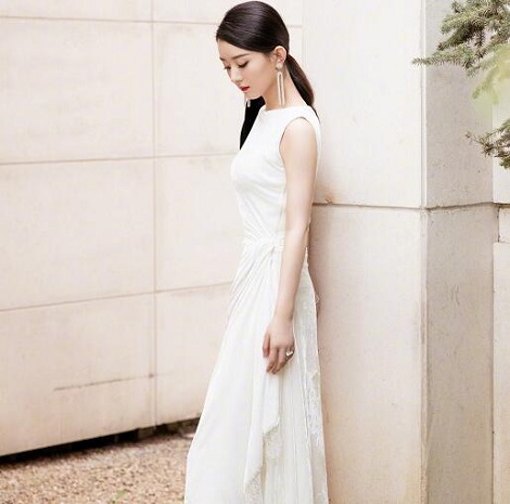 赵丽颖白色丝绒礼服