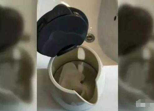 水壶内现卫生巾