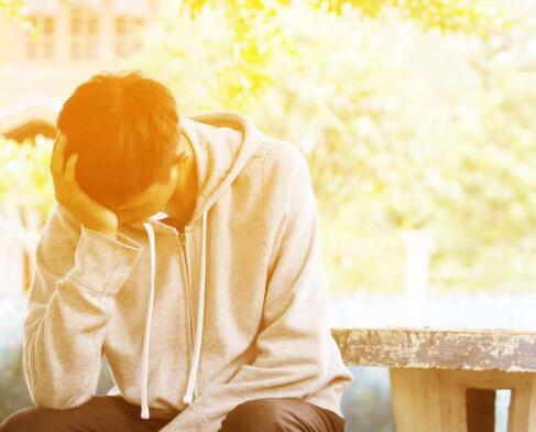 男人害怕爱上你的表现