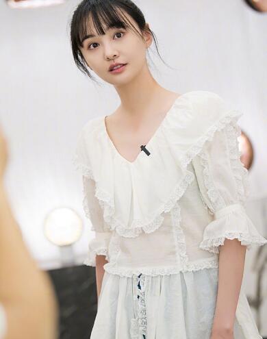 女儿们的恋爱郑爽蕾丝衬衫好美