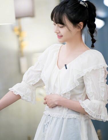 女儿们的恋爱郑爽蕾丝衬衫好美