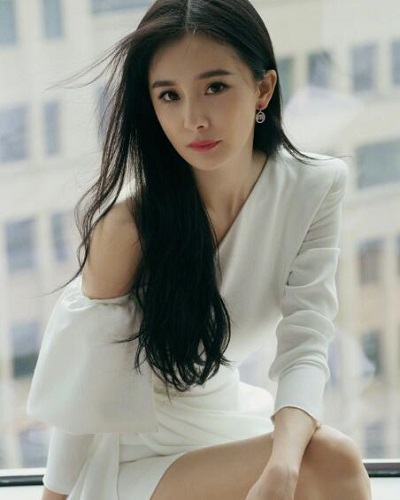 杨幂身穿白裙温婉优雅