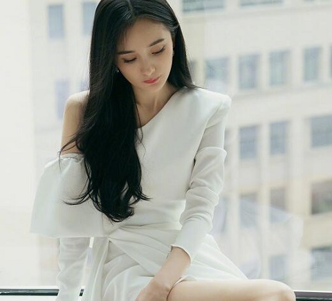 杨幂身穿白裙温婉优雅