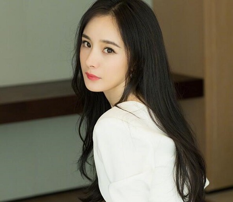杨幂身穿白裙温婉优雅