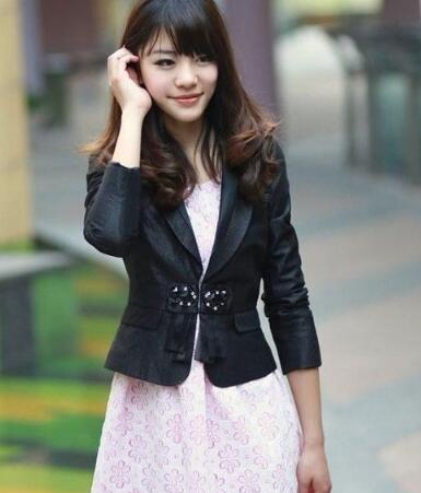 女西服里面搭什么好看