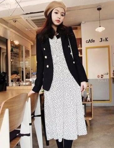 女西服里面搭什么好看