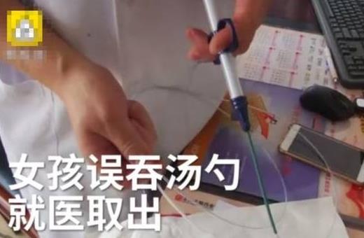 女孩醉酒吞下汤勺