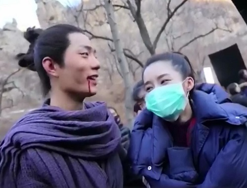 肖战搂李沁脖子