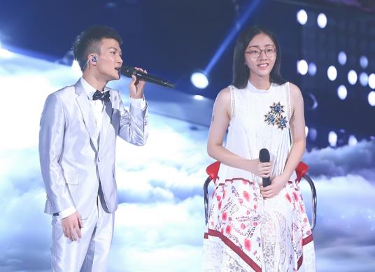 郭沁为什么一直坐着