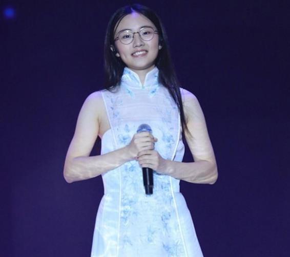 郭沁为什么一直坐着