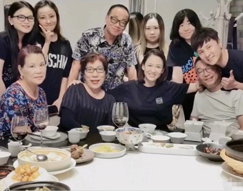 陈乔恩朱桢探望乔任梁父母