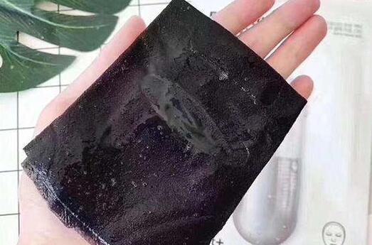 黑色药丸面膜用哪一层贴脸上