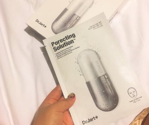 黑色药丸面膜用哪一层贴脸上
