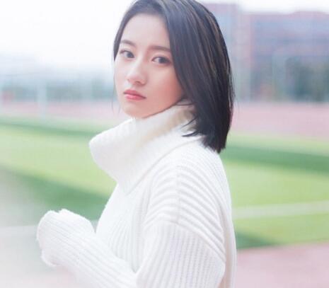 与女同学在教室口述