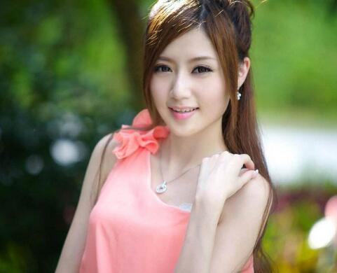 与女同学在教室口述