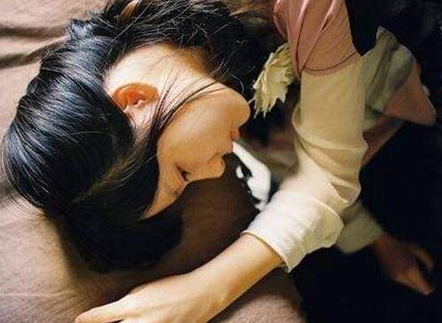 趁室友去上班偷偷和他女朋友