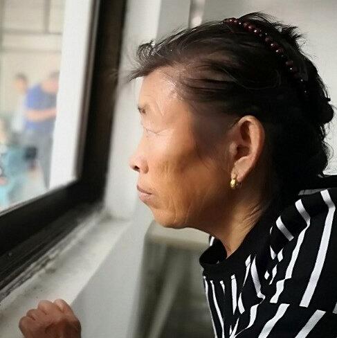 老人教室外偷课回家教孙子