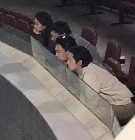 胡歌靳东看球姿势
