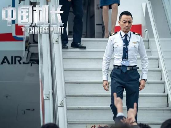 中国机长为什么玻璃会碎