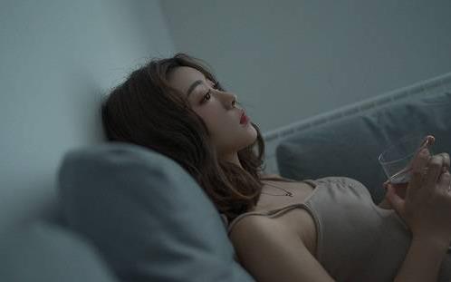 出差难抵女同事的魅力