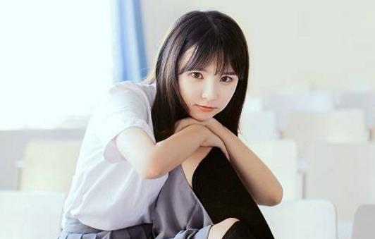校花被五个男人轮流