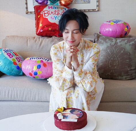 朱茵生日私服刺绣长裙